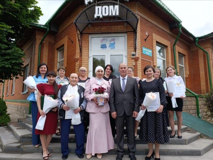Кадерле социаль хезмәткәрләр!