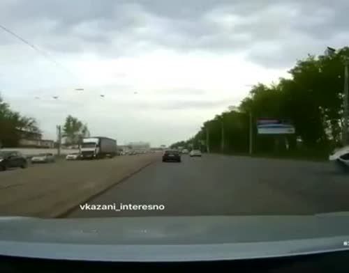 Ачык люк аркасында урам уртасында автомобильнең асты-өскә килгән (фото, видео)
