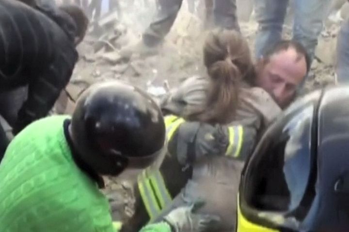 Спасатели обнаружили эту девочку уже мертвой. Сердце щемит от того, что они увидели под ее телом