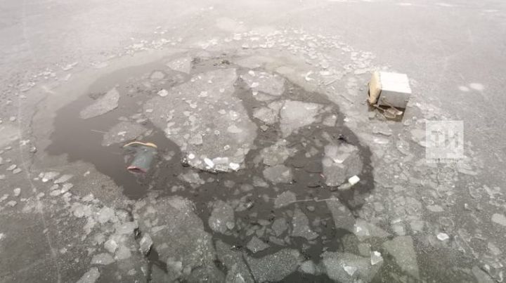 Киров дамбасы янында водолазлар боз астына төшеп киткән балыкчыны эзли