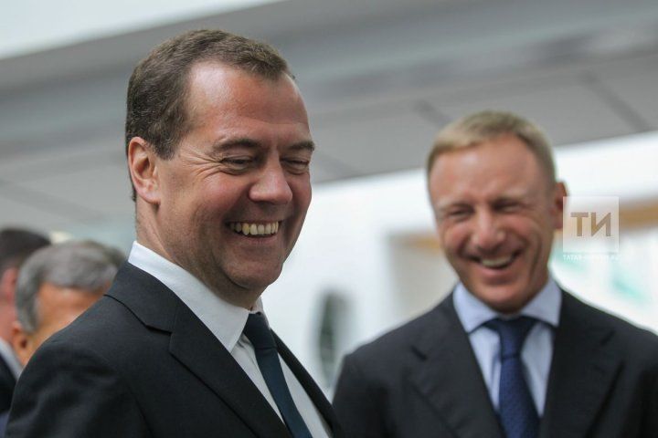 Дмитрий Медведев мәктәптә чиреккә ничә икеле алып укыган?