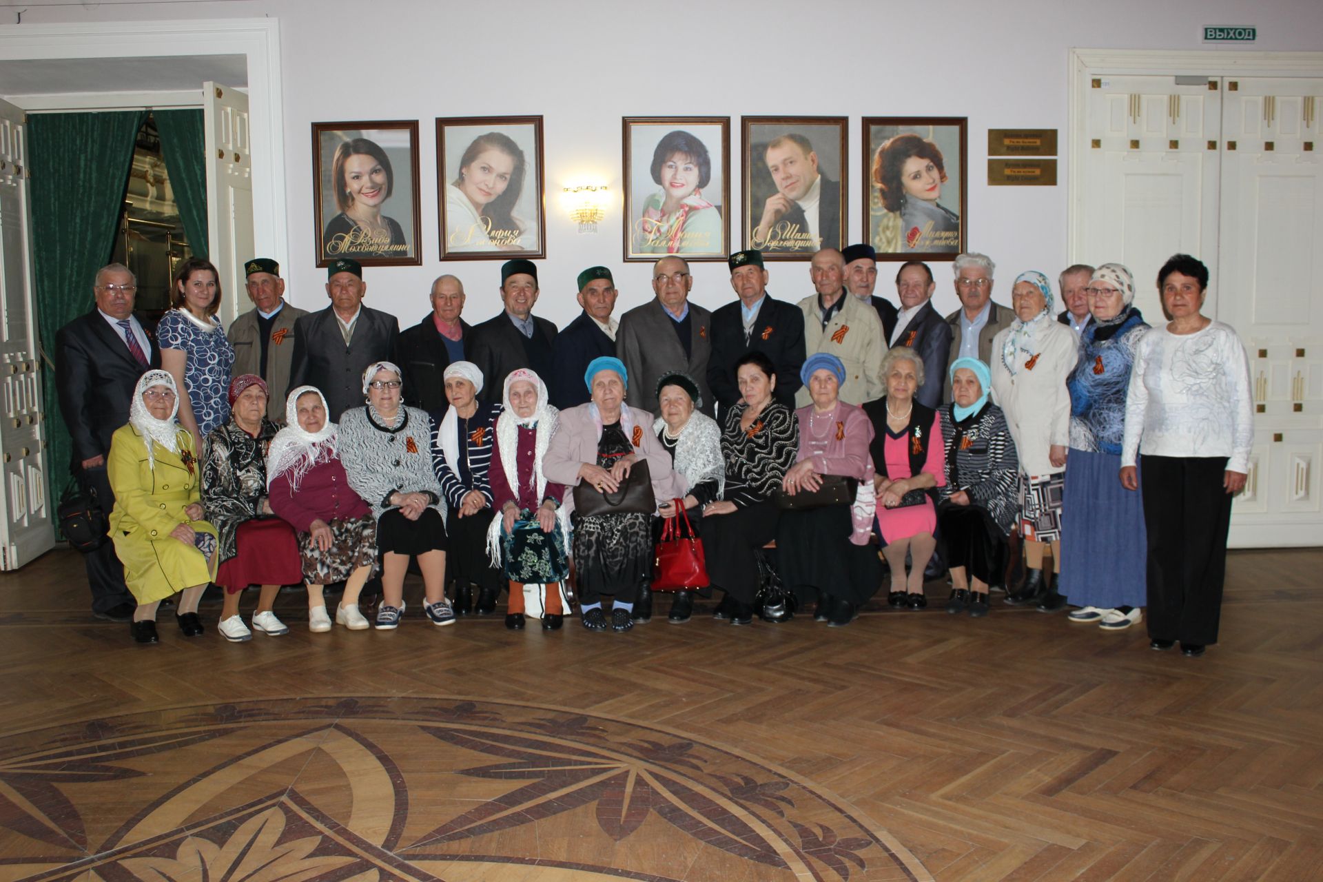 Район ветераннар Советы 33 кешедән торган делегация белән Казан шәһәрендә спектакль карадылар