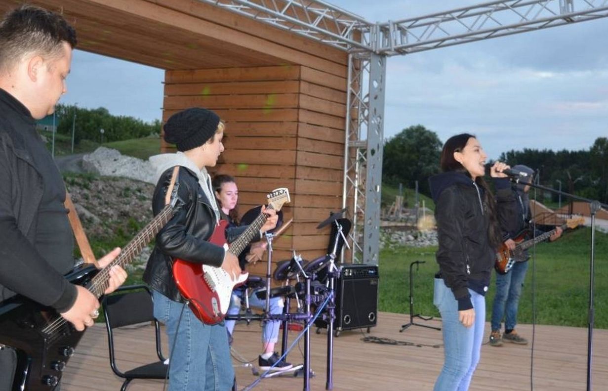 9 августа на набережной состоялся выступление вокально-инструментального ансамбля «Биляр» [фото]