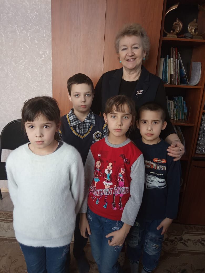 Бүген "Саба дулкыннары" телерадиокомпаниясенә "Тургай" приютыннан балалар экскурсиягә килде.