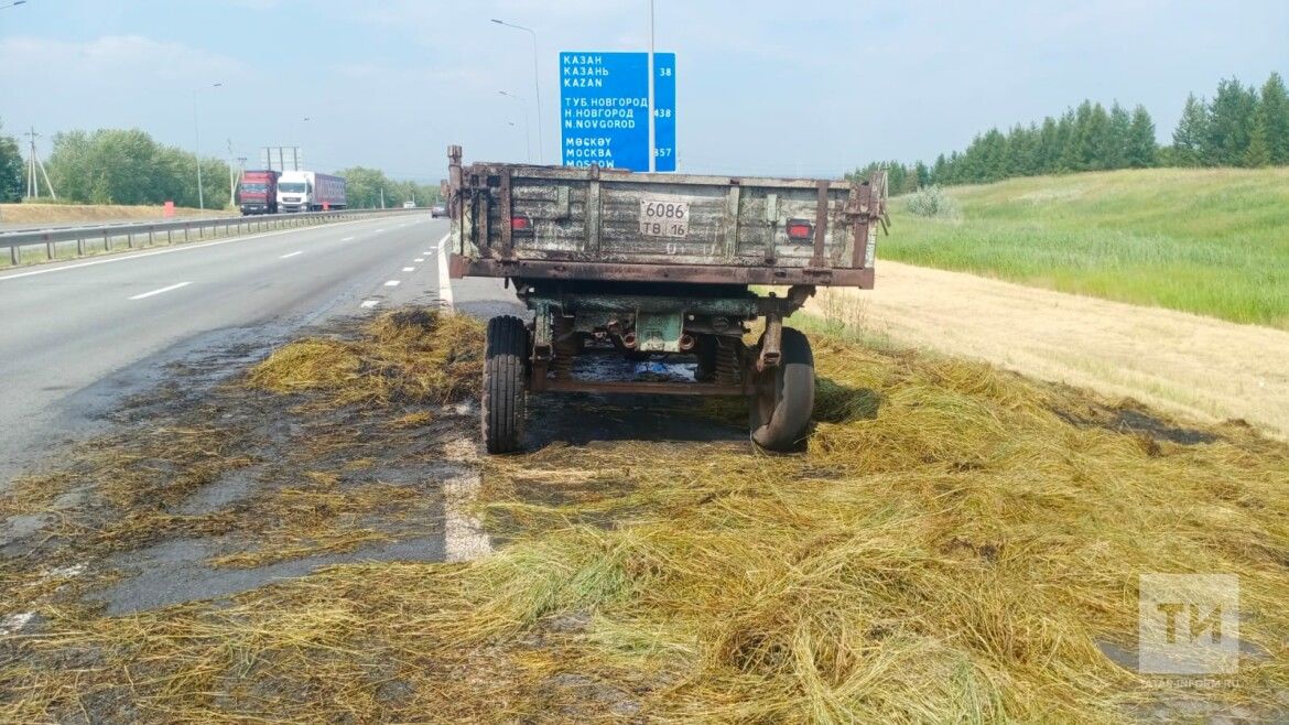 Казан янында М7 трассасында тракторга тагылган арбадагы печәнгә ут капкан