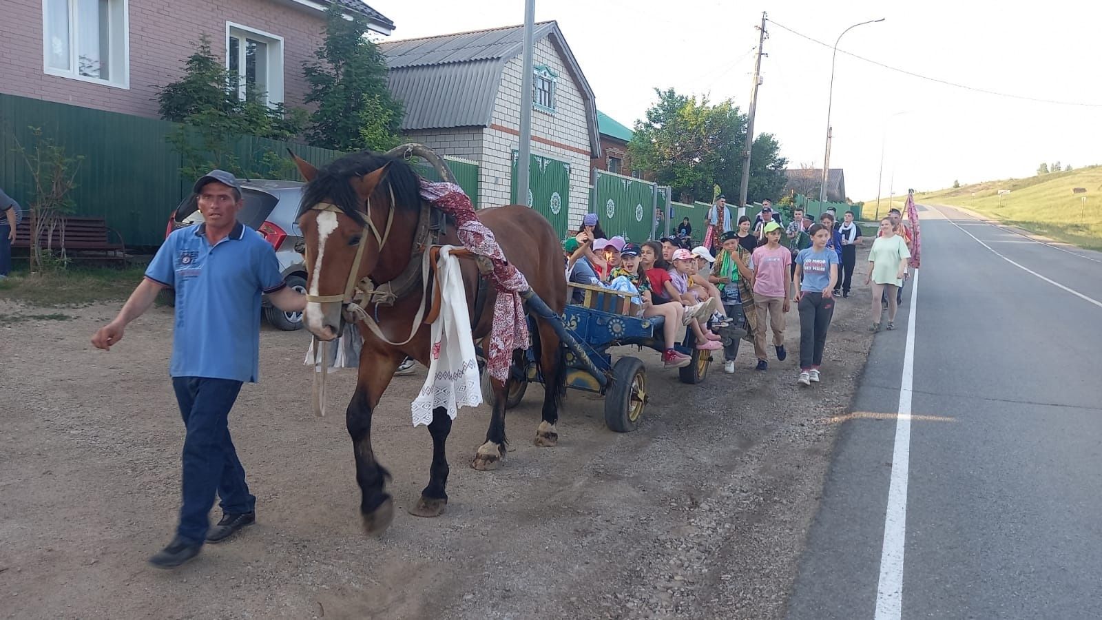 Бу көннәрдә районыбыз авылларында Сабантуй бәйрәмнәренә бирнә җыюлар бара