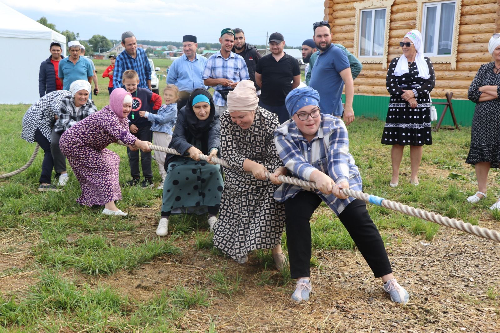 Узган Якшәмбедә Эзмә авыл җирлегенең Иләбәр авылы болынында Мөселманнар Сабантуе булып узды