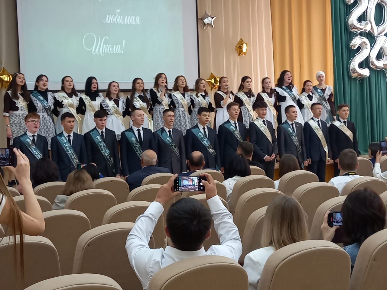 Бүген Саба гимназиясендә чыгарылыш сыйныф укучылары өчен соңгы кыңгырау яңгырады.