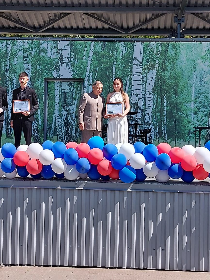 28 июнь көнне Сабантуй спорт мәдәни комплексында районыбыз мәктәпләренең 9, 11сыйныфларын тәмамлаучы укучылар өчен чыгарылыш кичәсе булды.