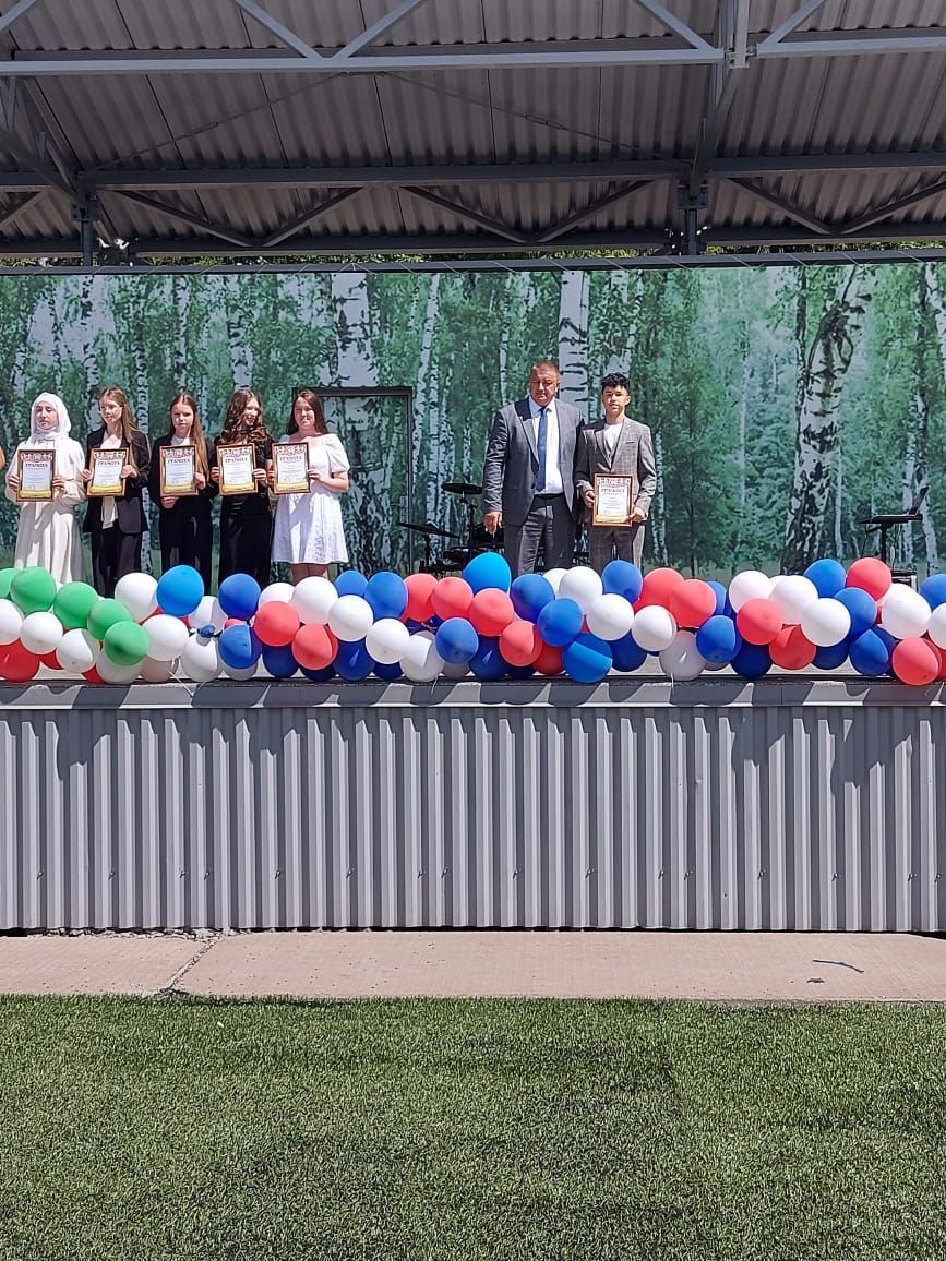 28 июнь көнне Сабантуй спорт мәдәни комплексында районыбыз мәктәпләренең 9, 11сыйныфларын тәмамлаучы укучылар өчен чыгарылыш кичәсе булды.