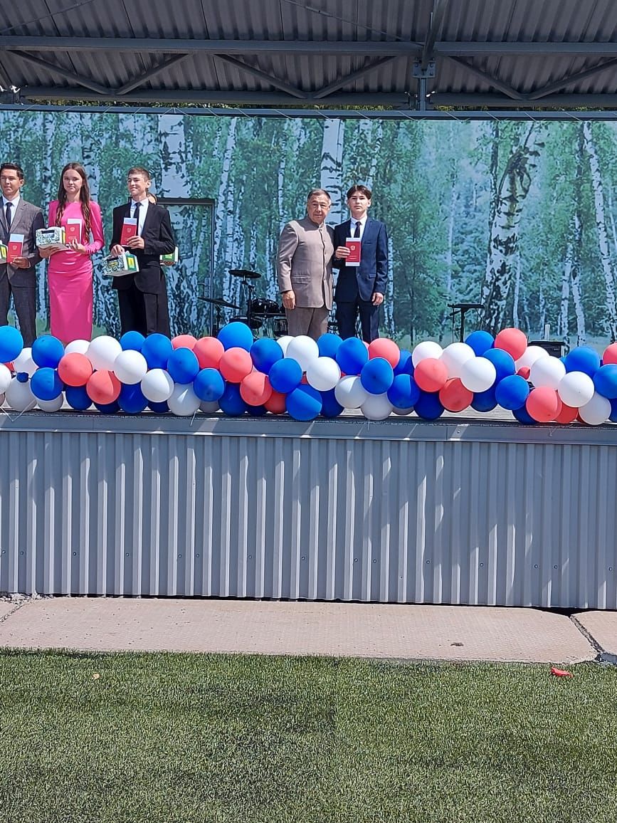 28 июнь көнне Сабантуй спорт мәдәни комплексында районыбыз мәктәпләренең 9, 11сыйныфларын тәмамлаучы укучылар өчен чыгарылыш кичәсе булды.