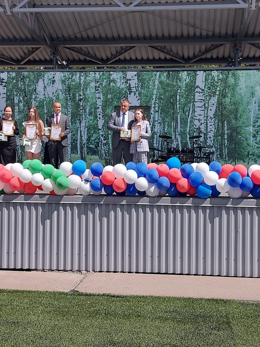 28 июнь көнне Сабантуй спорт мәдәни комплексында районыбыз мәктәпләренең 9, 11сыйныфларын тәмамлаучы укучылар өчен чыгарылыш кичәсе булды.