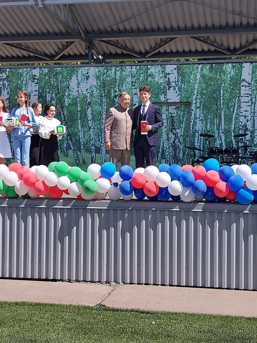 28 июнь көнне Сабантуй спорт мәдәни комплексында районыбыз мәктәпләренең 9, 11сыйныфларын тәмамлаучы укучылар өчен чыгарылыш кичәсе булды.