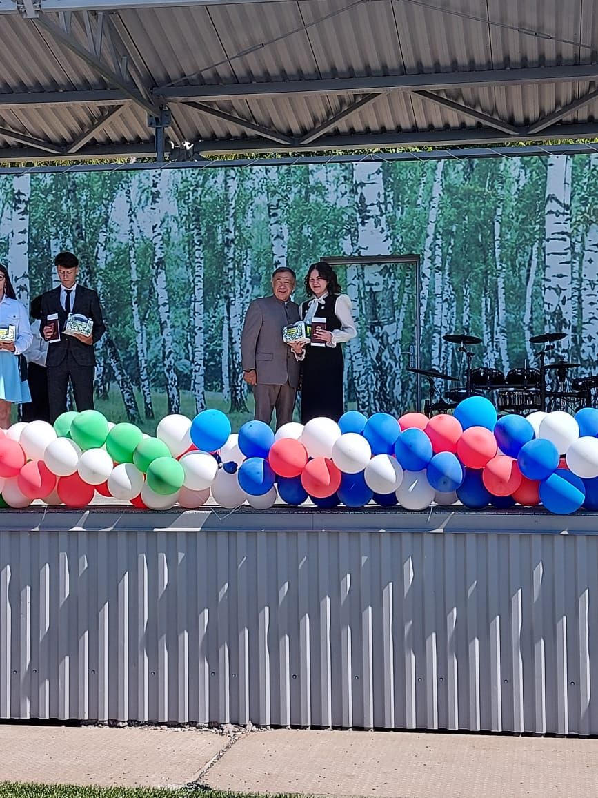 28 июнь көнне Сабантуй спорт мәдәни комплексында районыбыз мәктәпләренең 9, 11сыйныфларын тәмамлаучы укучылар өчен чыгарылыш кичәсе булды.