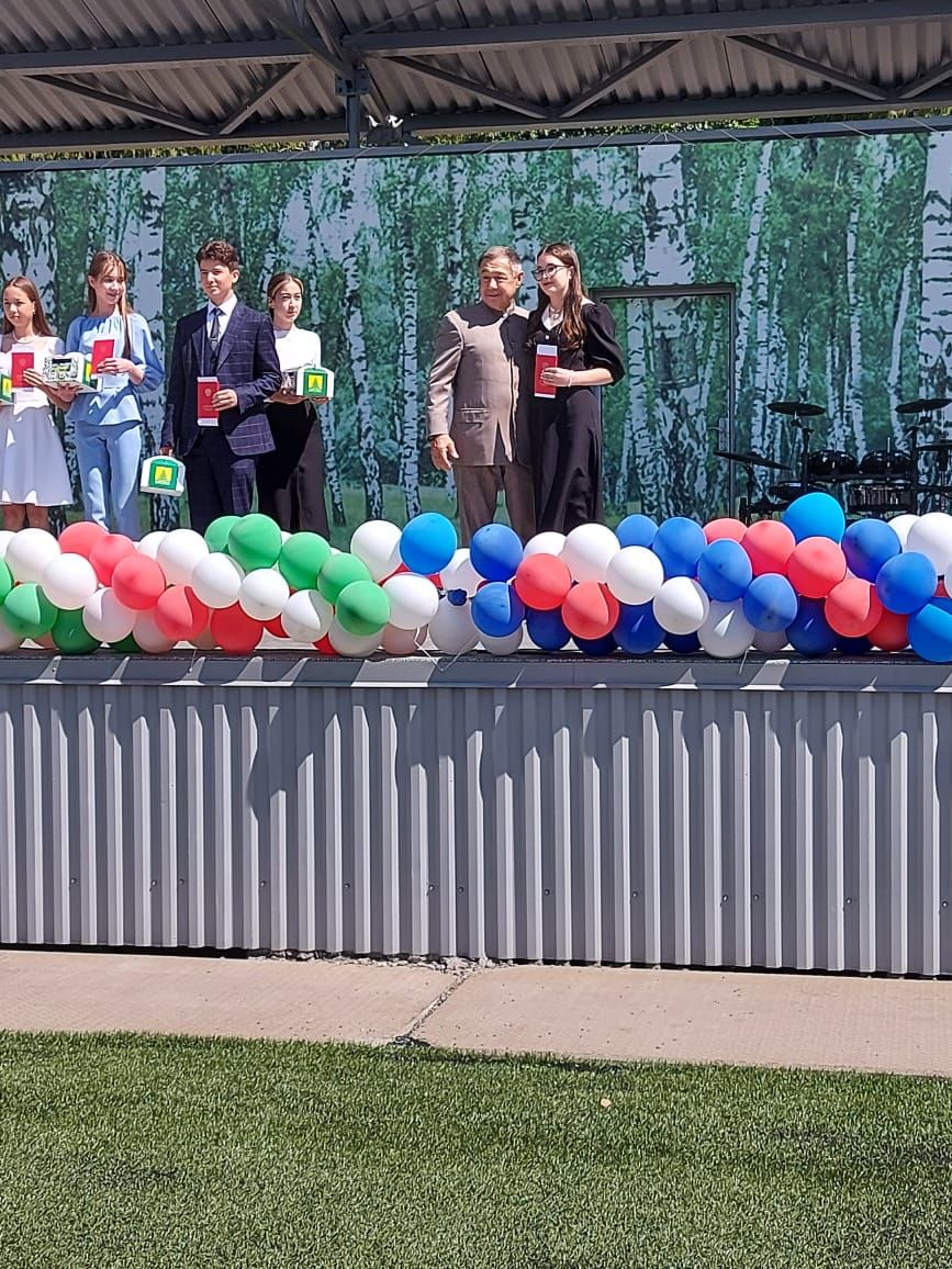 28 июнь көнне Сабантуй спорт мәдәни комплексында районыбыз мәктәпләренең 9, 11сыйныфларын тәмамлаучы укучылар өчен чыгарылыш кичәсе булды.