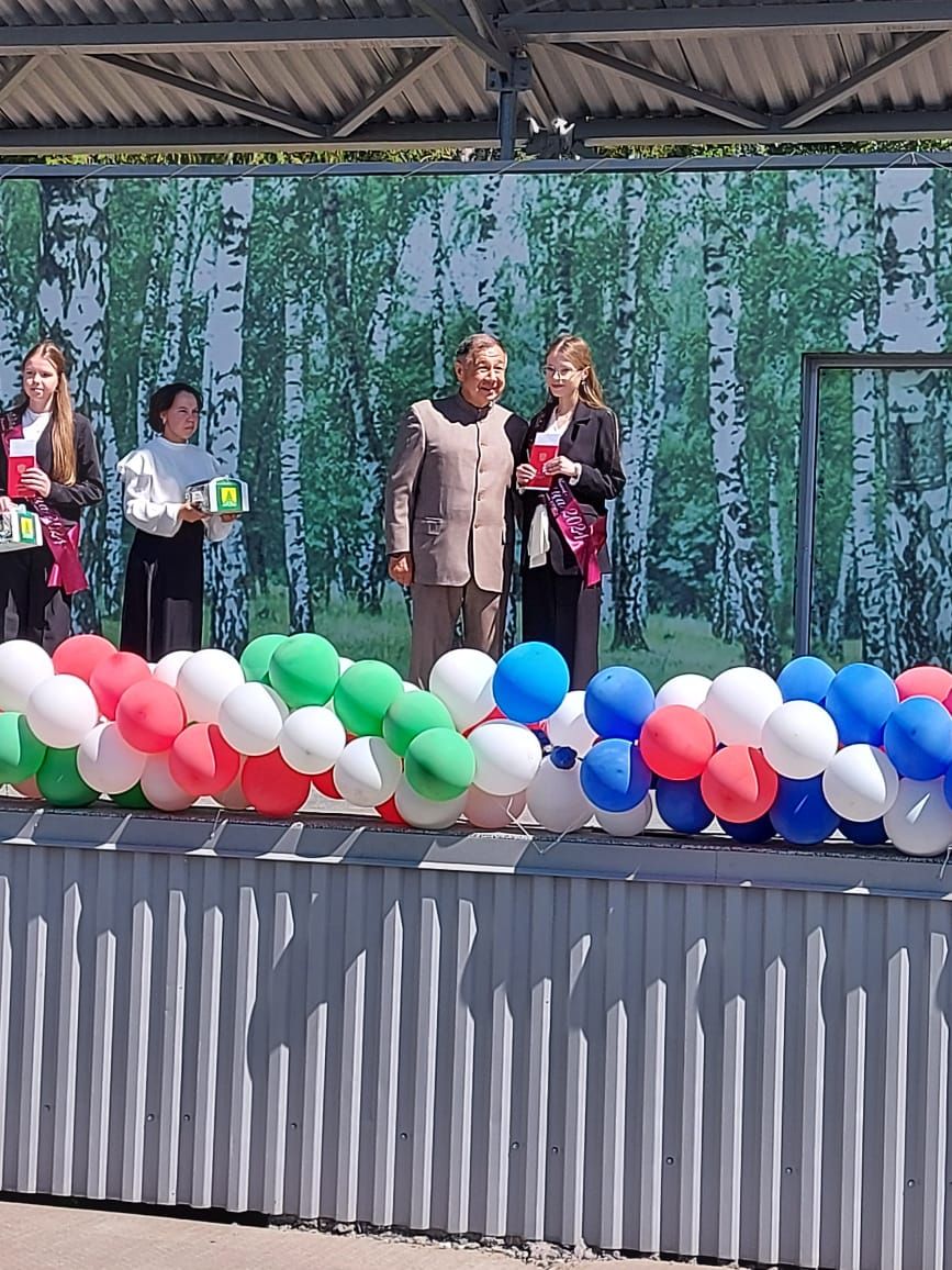 28 июнь көнне Сабантуй спорт мәдәни комплексында районыбыз мәктәпләренең 9, 11сыйныфларын тәмамлаучы укучылар өчен чыгарылыш кичәсе булды.