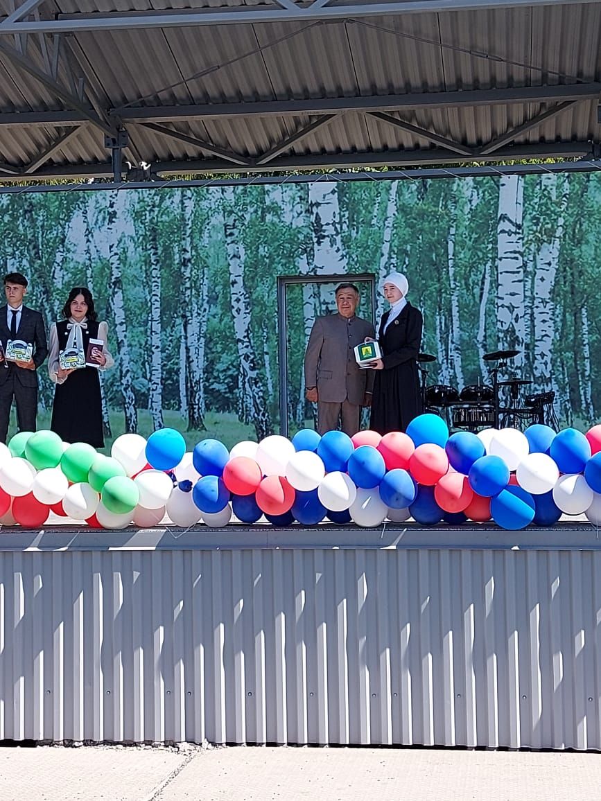 28 июнь көнне Сабантуй спорт мәдәни комплексында районыбыз мәктәпләренең 9, 11сыйныфларын тәмамлаучы укучылар өчен чыгарылыш кичәсе булды.