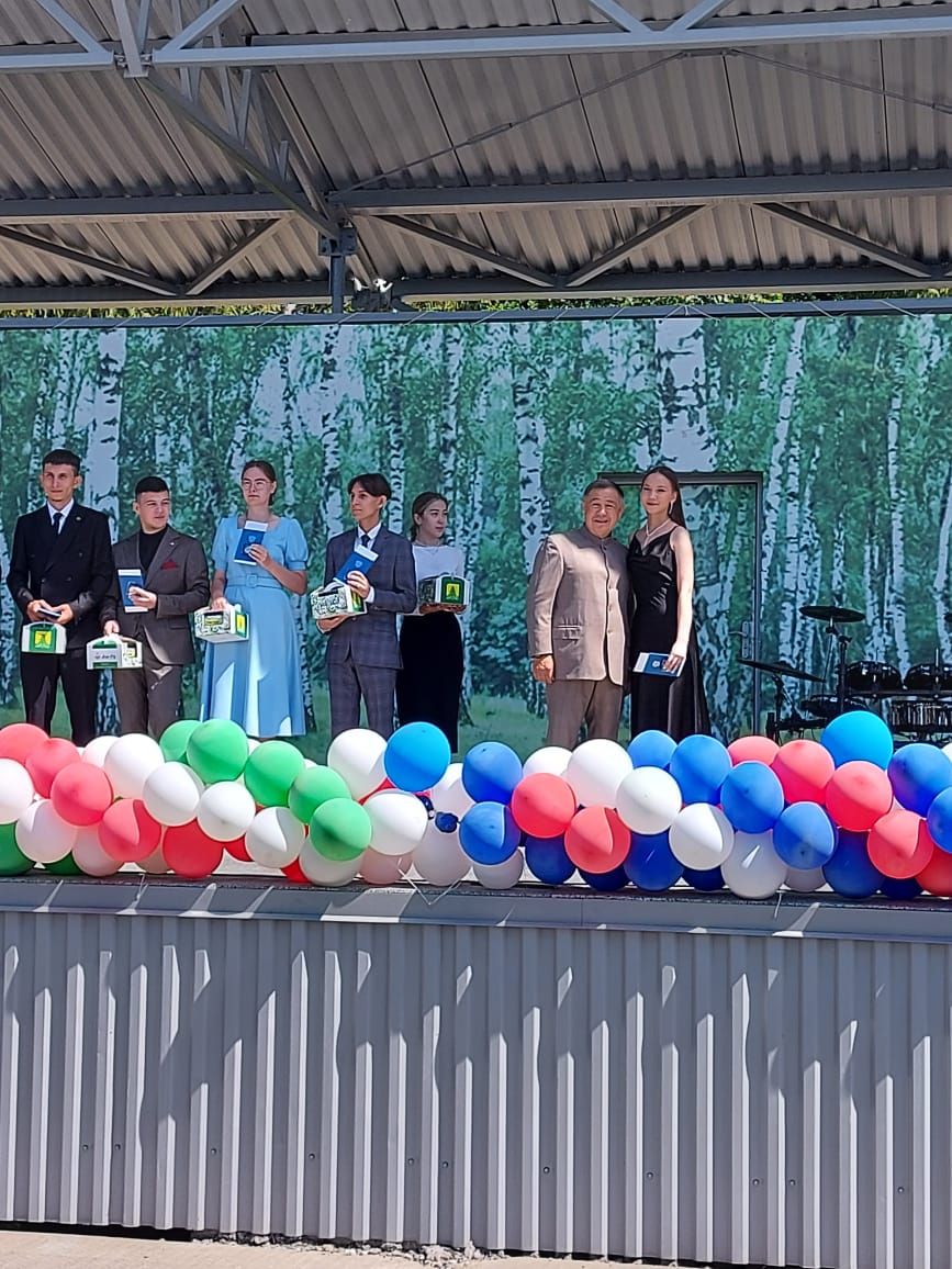 28 июнь көнне Сабантуй спорт мәдәни комплексында районыбыз мәктәпләренең 9, 11сыйныфларын тәмамлаучы укучылар өчен чыгарылыш кичәсе булды.