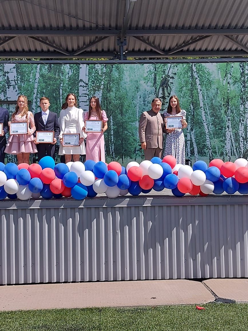 28 июнь көнне Сабантуй спорт мәдәни комплексында районыбыз мәктәпләренең 9, 11сыйныфларын тәмамлаучы укучылар өчен чыгарылыш кичәсе булды.