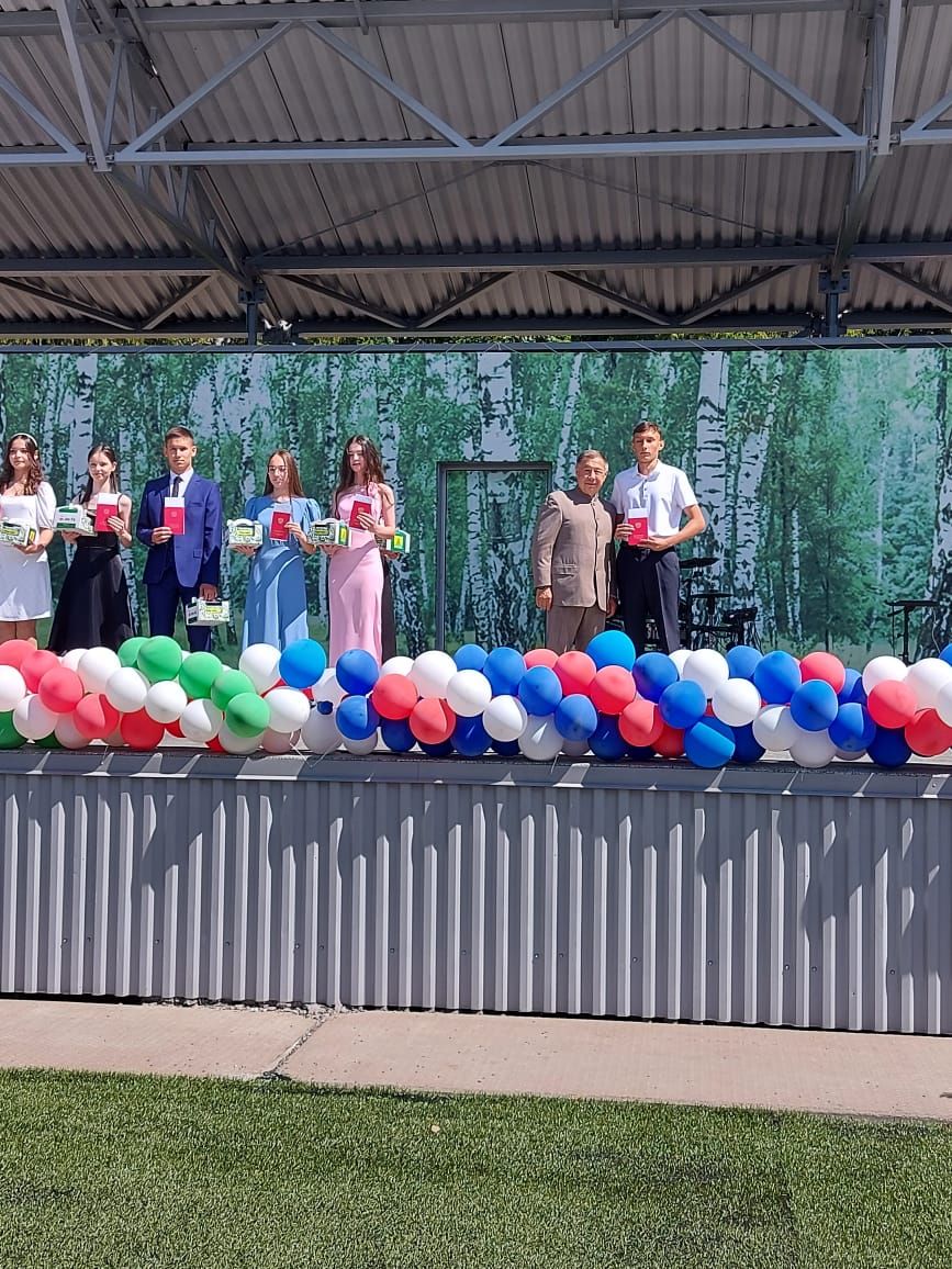 28 июнь көнне Сабантуй спорт мәдәни комплексында районыбыз мәктәпләренең 9, 11сыйныфларын тәмамлаучы укучылар өчен чыгарылыш кичәсе булды.