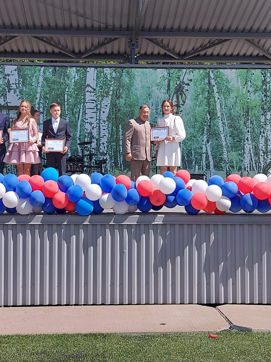 28 июнь көнне Сабантуй спорт мәдәни комплексында районыбыз мәктәпләренең 9, 11сыйныфларын тәмамлаучы укучылар өчен чыгарылыш кичәсе булды.