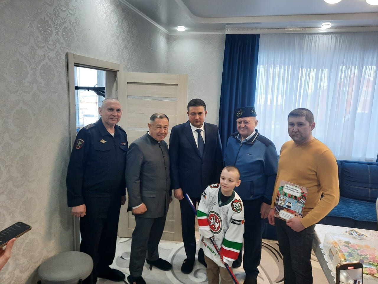 Татарстан Республикасы эчке эшләр министры Садретдинов Дамир Рөстәм улы 23 февраль, Ватанны саклаучылар көне уңаеннан эчке эшләрдә хезмәт итеп, махсус хәрби операциядә һәлак булганнарның гаиләләренә барып, хәл белешеп, бүләкләр, күчтәнәчләр өләште.