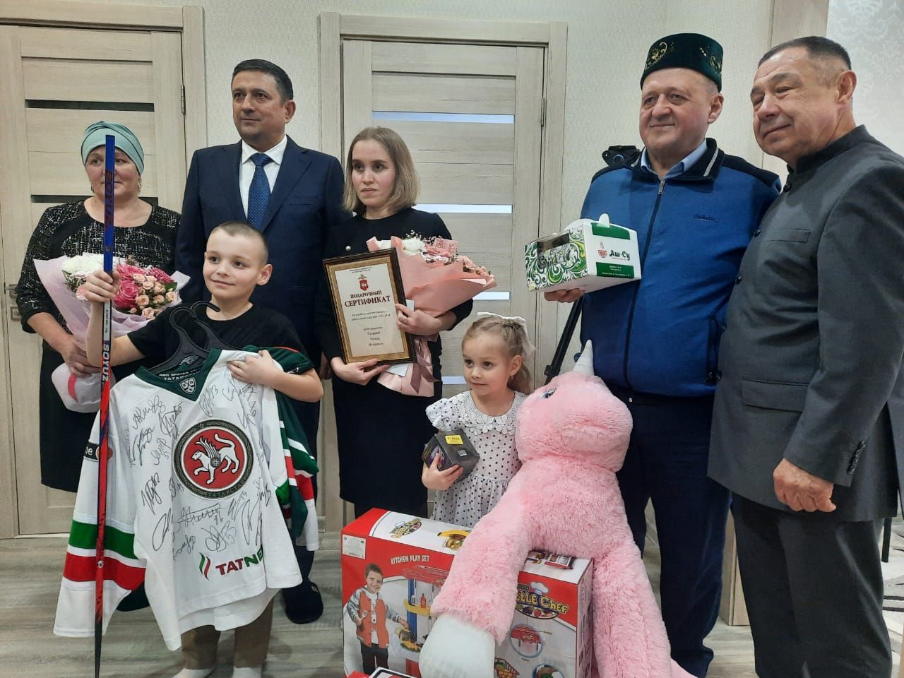 Татарстан Республикасы эчке эшләр министры Садретдинов Дамир Рөстәм улы 23 февраль, Ватанны саклаучылар көне уңаеннан эчке эшләрдә хезмәт итеп, махсус хәрби операциядә һәлак булганнарның гаиләләренә барып, хәл белешеп, бүләкләр, күчтәнәчләр өләште.