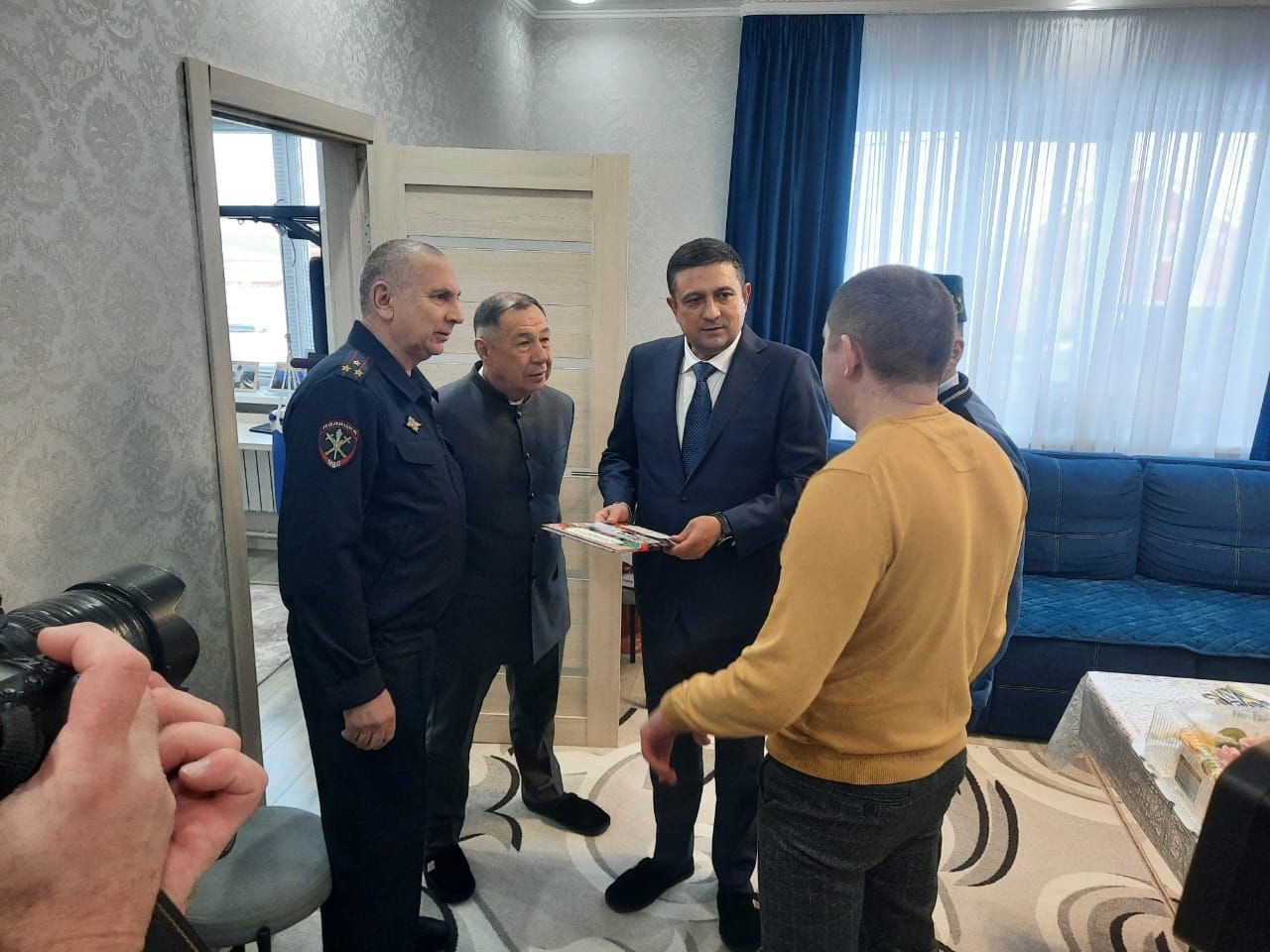 Татарстан Республикасы эчке эшләр министры Садретдинов Дамир Рөстәм улы 23 февраль, Ватанны саклаучылар көне уңаеннан эчке эшләрдә хезмәт итеп, махсус хәрби операциядә һәлак булганнарның гаиләләренә барып, хәл белешеп, бүләкләр, күчтәнәчләр өләште.