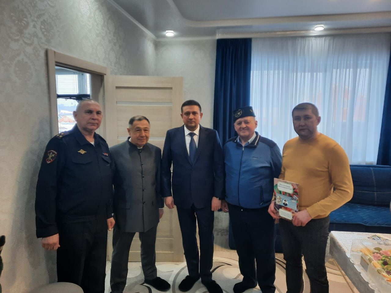Татарстан Республикасы эчке эшләр министры Садретдинов Дамир Рөстәм улы 23 февраль, Ватанны саклаучылар көне уңаеннан эчке эшләрдә хезмәт итеп, махсус хәрби операциядә һәлак булганнарның гаиләләренә барып, хәл белешеп, бүләкләр, күчтәнәчләр өләште.