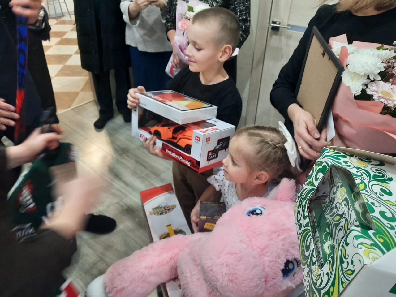 Татарстан Республикасы эчке эшләр министры Садретдинов Дамир Рөстәм улы 23 февраль, Ватанны саклаучылар көне уңаеннан эчке эшләрдә хезмәт итеп, махсус хәрби операциядә һәлак булганнарның гаиләләренә барып, хәл белешеп, бүләкләр, күчтәнәчләр өләште.