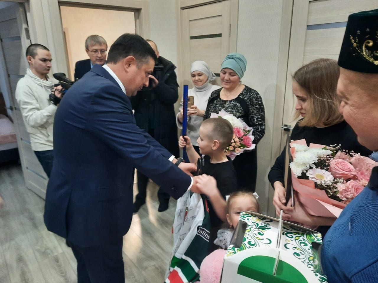 Татарстан Республикасы эчке эшләр министры Садретдинов Дамир Рөстәм улы 23 февраль, Ватанны саклаучылар көне уңаеннан эчке эшләрдә хезмәт итеп, махсус хәрби операциядә һәлак булганнарның гаиләләренә барып, хәл белешеп, бүләкләр, күчтәнәчләр өләште.