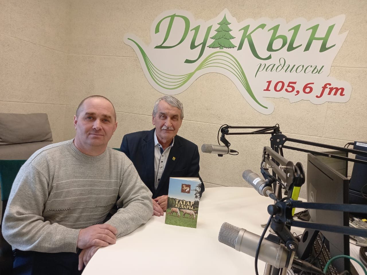 «Дулкын» радиосының «Җанлы әнгәмә» тапшыруы кунаклары укытучы-тарихчы Илдар Сафин һәм ат чабышлары җайдагы, аударыш бәйгеләрендә катнашучы Марат Әхмәтвәлиев.