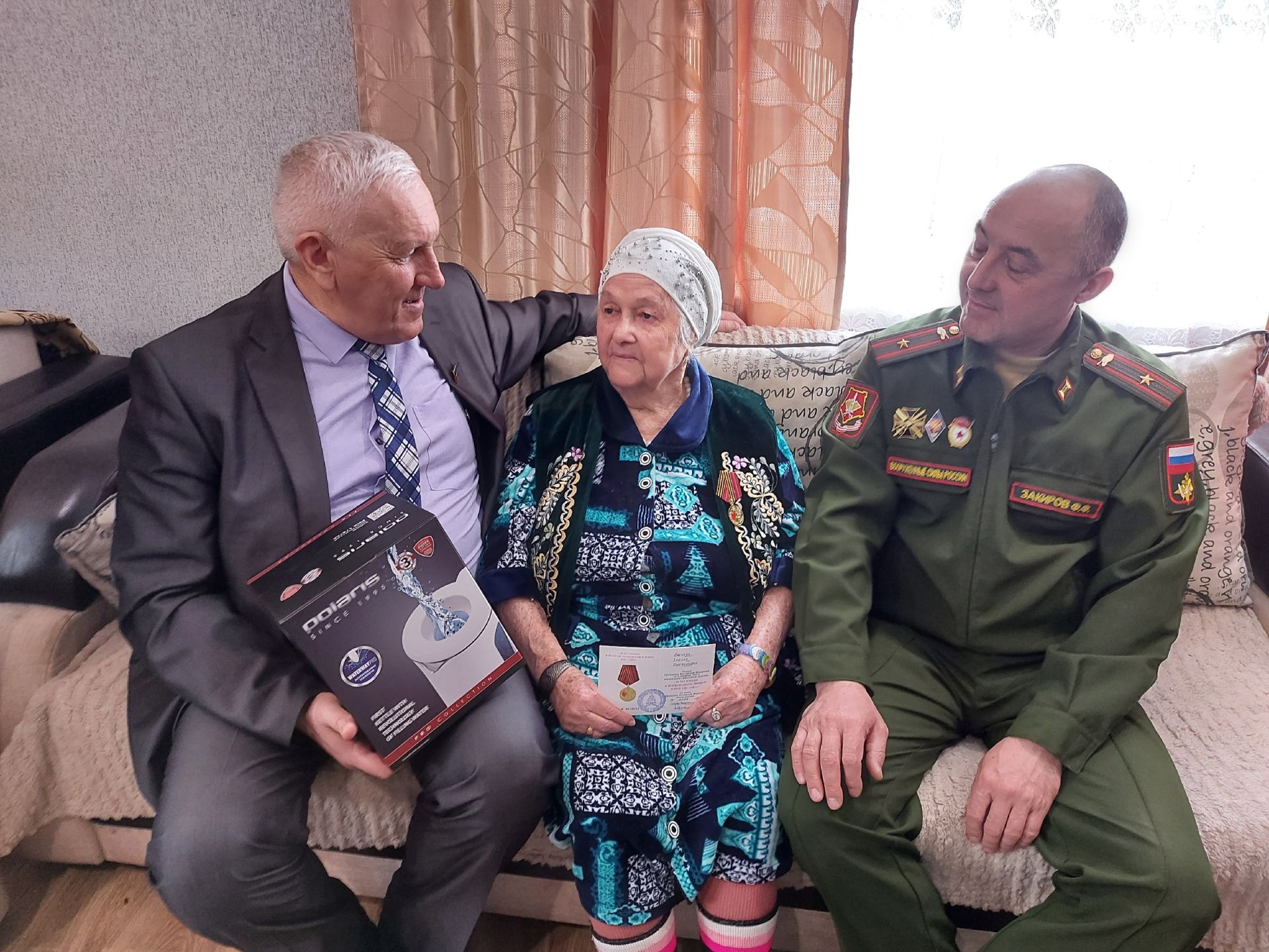 Бөек Ватан сугышында Җиңүгә 80 ел тулу уңаеннан җитәкчеләр юбилей медален, тумышы белән Чәбки-Саба авылыннан булган, бүген инде Байлар Сабасында, кызы Рузалия тәрбиясендә яшәүче Зәйнәп апа Вәлиевага да тапшырдылар.