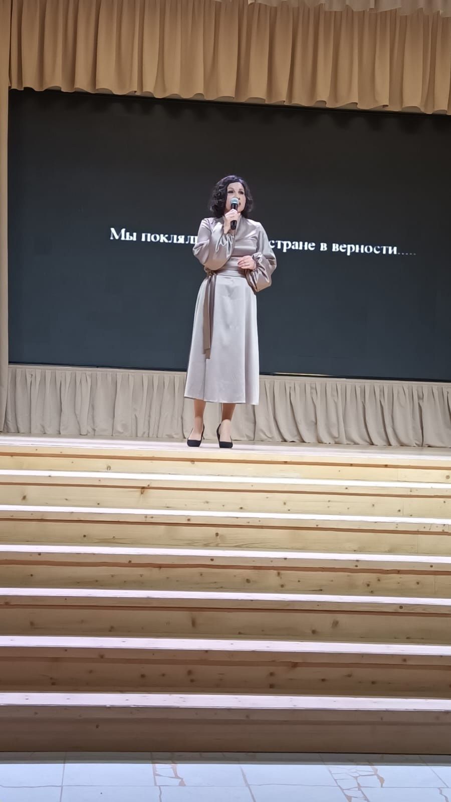 Кичә Саба урта мәктәбендә волонтер хатын-кызларыбыз, махсус хәрби операциядә катнашучы ир-егетләребезнең әниләре, тормыш иптәшләре өчен бәйрәм концерты булды.