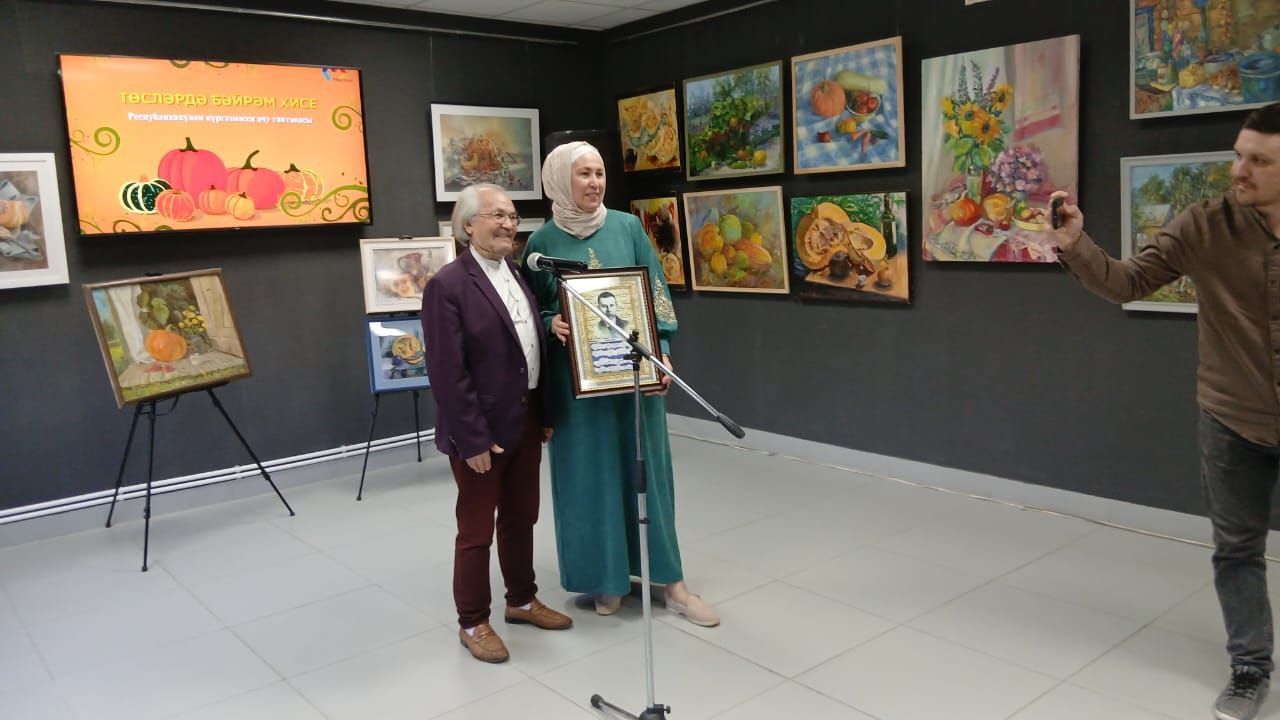 Мөслимдә бүген «Төсләрдә бәйрәм хисе» исеме астында кабакка багышланган Республикакүләм картиналар кургәзмәсен ачу тантанасы булды.
