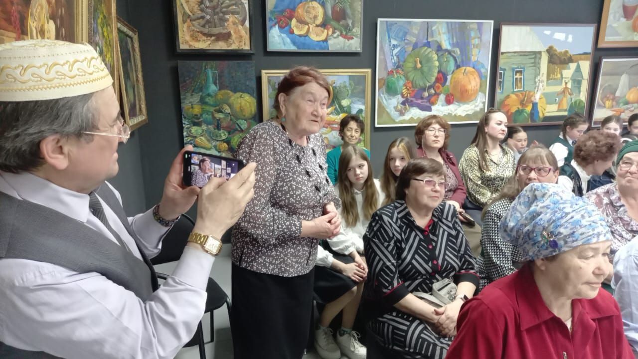 Мөслимдә бүген «Төсләрдә бәйрәм хисе» исеме астында кабакка багышланган Республикакүләм картиналар кургәзмәсен ачу тантанасы булды.