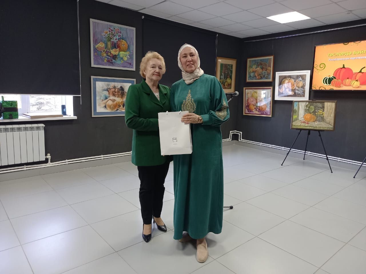 Мөслимдә бүген «Төсләрдә бәйрәм хисе» исеме астында кабакка багышланган Республикакүләм картиналар кургәзмәсен ачу тантанасы булды.