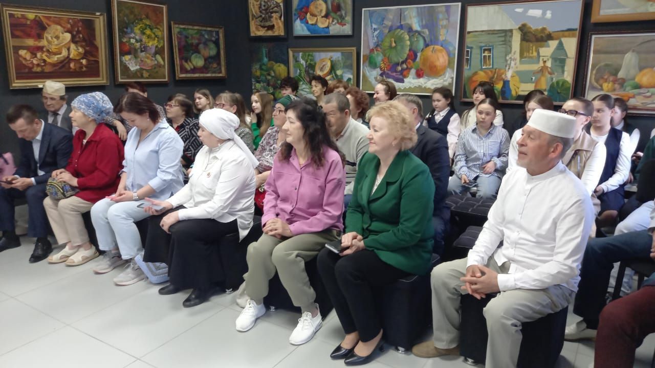 Мөслимдә бүген «Төсләрдә бәйрәм хисе» исеме астында кабакка багышланган Республикакүләм картиналар кургәзмәсен ачу тантанасы булды.