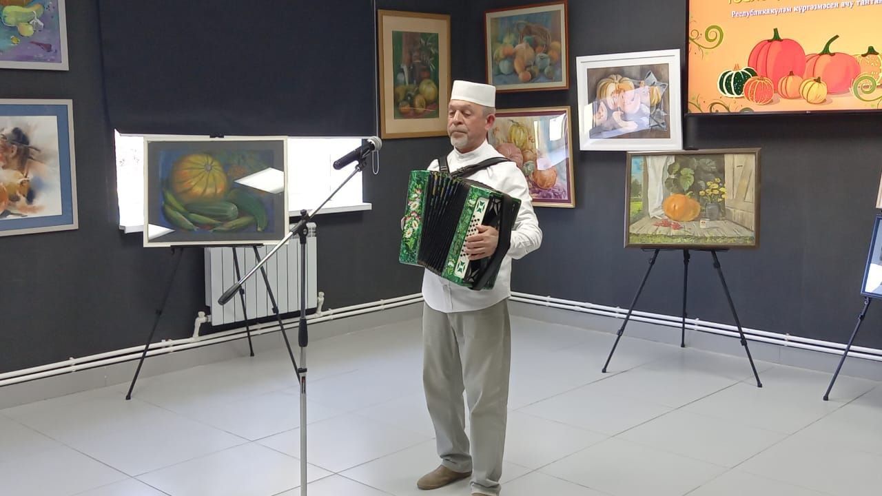 Мөслимдә бүген «Төсләрдә бәйрәм хисе» исеме астында кабакка багышланган Республикакүләм картиналар кургәзмәсен ачу тантанасы булды.