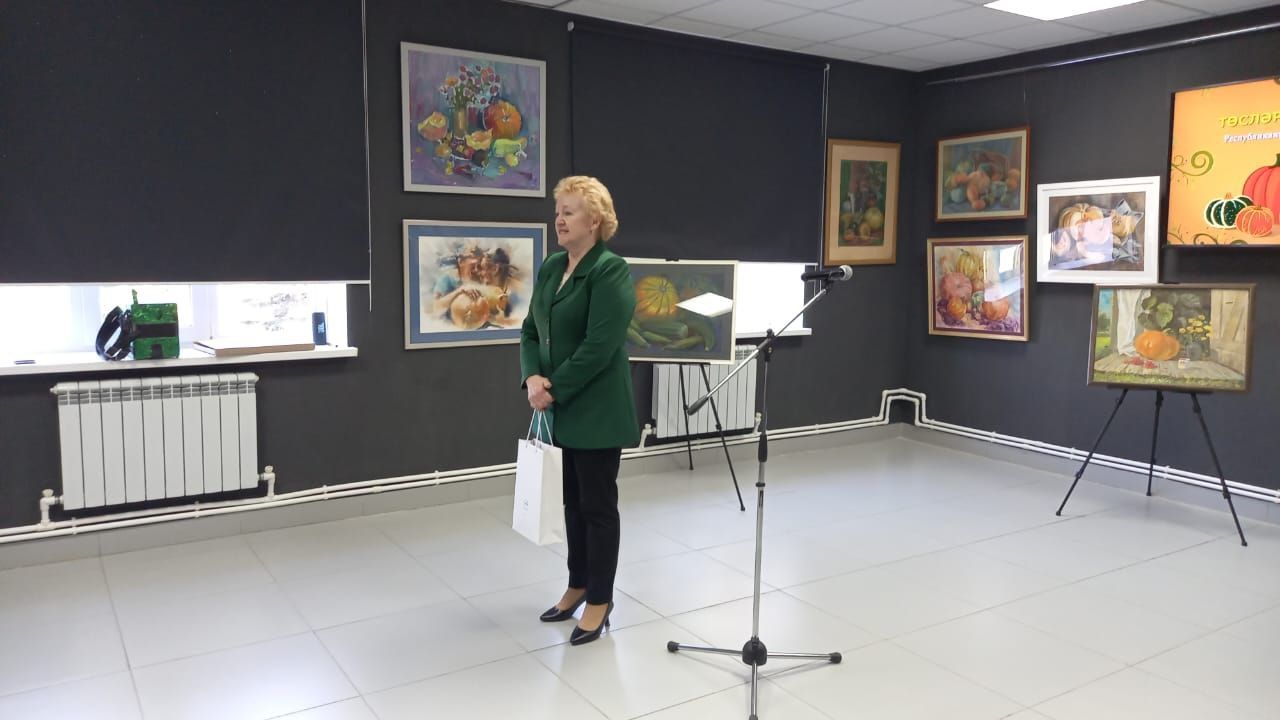 Мөслимдә бүген «Төсләрдә бәйрәм хисе» исеме астында кабакка багышланган Республикакүләм картиналар кургәзмәсен ачу тантанасы булды.