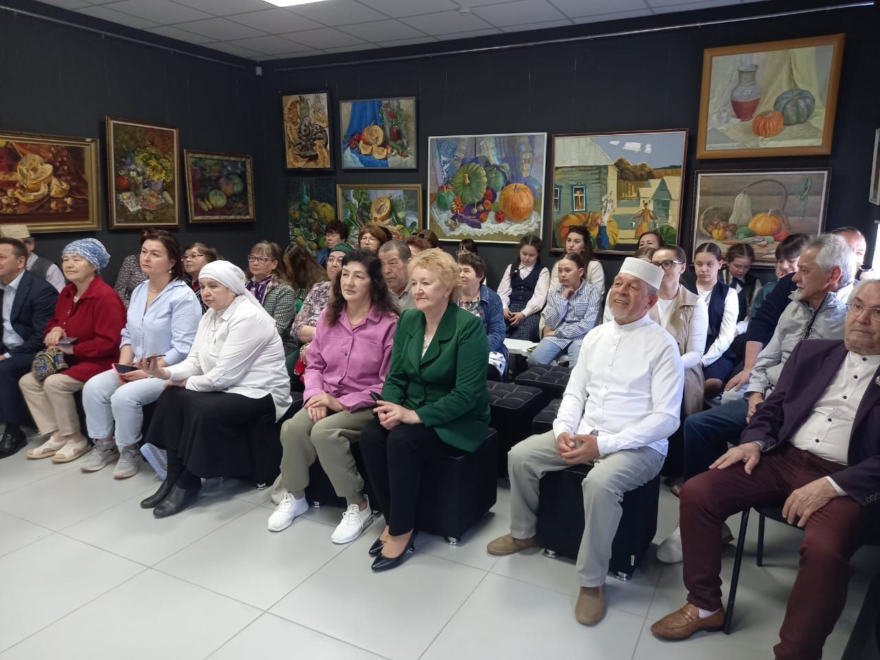 Мөслимдә бүген «Төсләрдә бәйрәм хисе» исеме астында кабакка багышланган Республикакүләм картиналар кургәзмәсен ачу тантанасы булды.