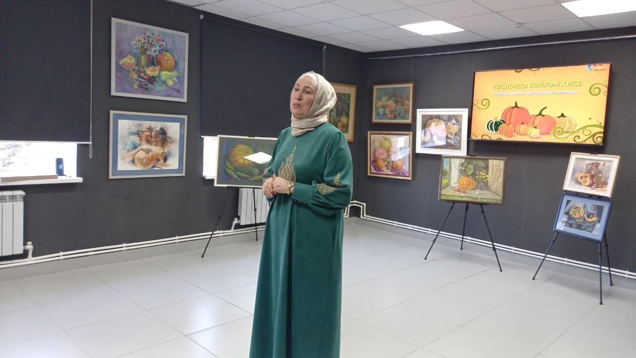Мөслимдә бүген «Төсләрдә бәйрәм хисе» исеме астында кабакка багышланган Республикакүләм картиналар кургәзмәсен ачу тантанасы булды.