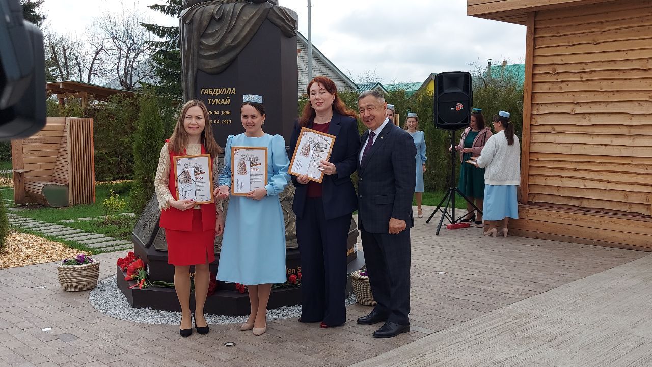 Бүген «Тукай» паркында Габдулла Тукай һәйкәленә чәчәк салу һәм «Утлы еллар кайтавазы» әдәби марафонын йомгаклау чарасы булды.