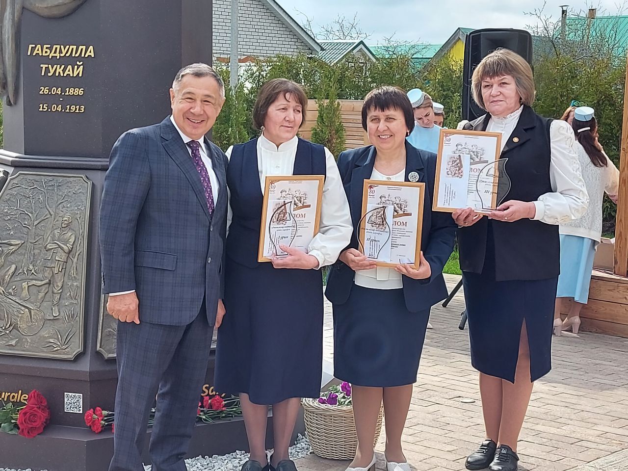 Бүген «Тукай» паркында Габдулла Тукай һәйкәленә чәчәк салу һәм «Утлы еллар кайтавазы» әдәби марафонын йомгаклау чарасы булды.