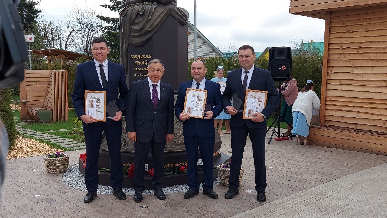 Бүген «Тукай» паркында Габдулла Тукай һәйкәленә чәчәк салу һәм «Утлы еллар кайтавазы» әдәби марафонын йомгаклау чарасы булды.