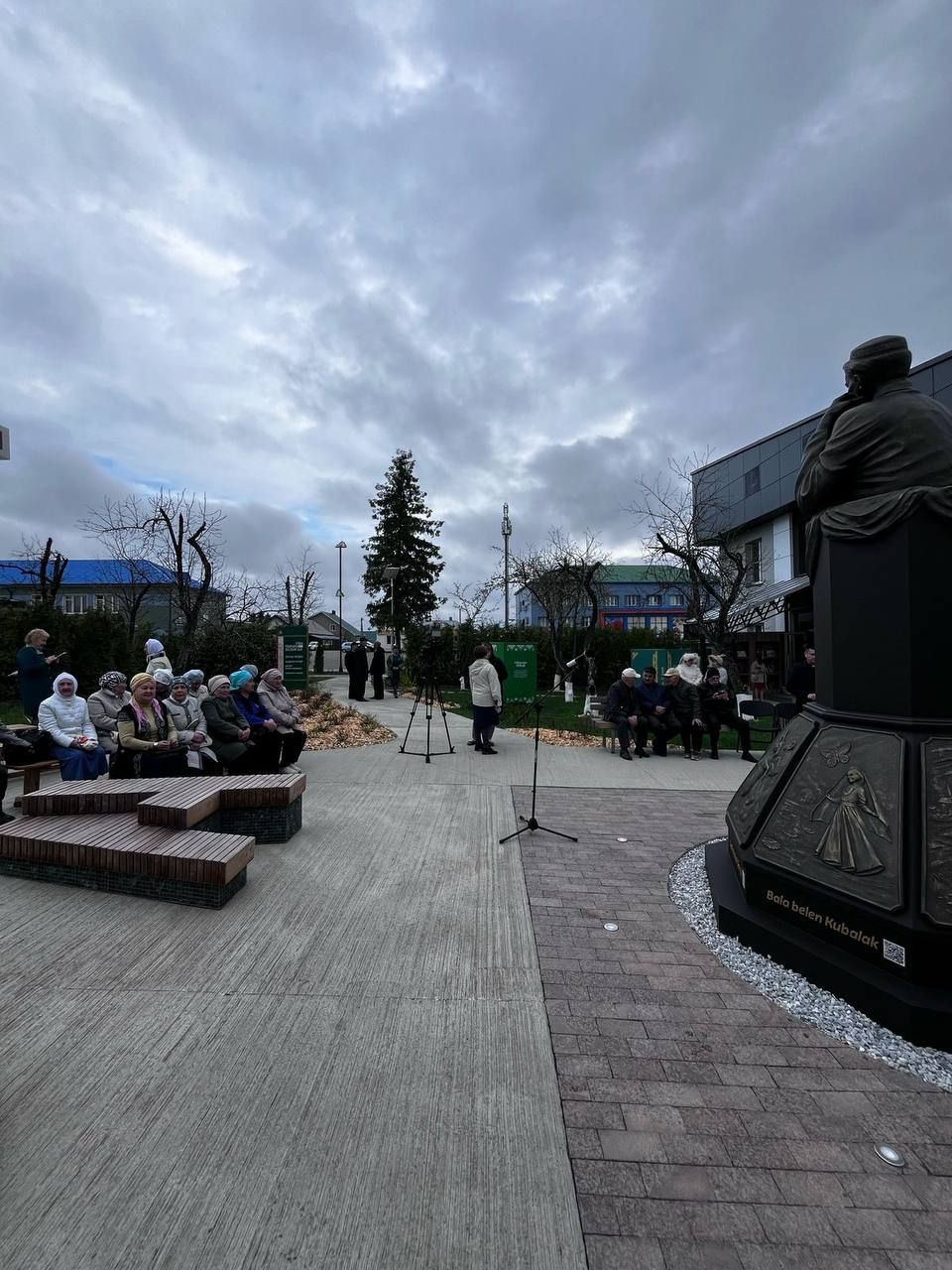 Бүген «Тукай» паркында Габдулла Тукай һәйкәленә чәчәк салу һәм «Утлы еллар кайтавазы» әдәби марафонын йомгаклау чарасы булды.