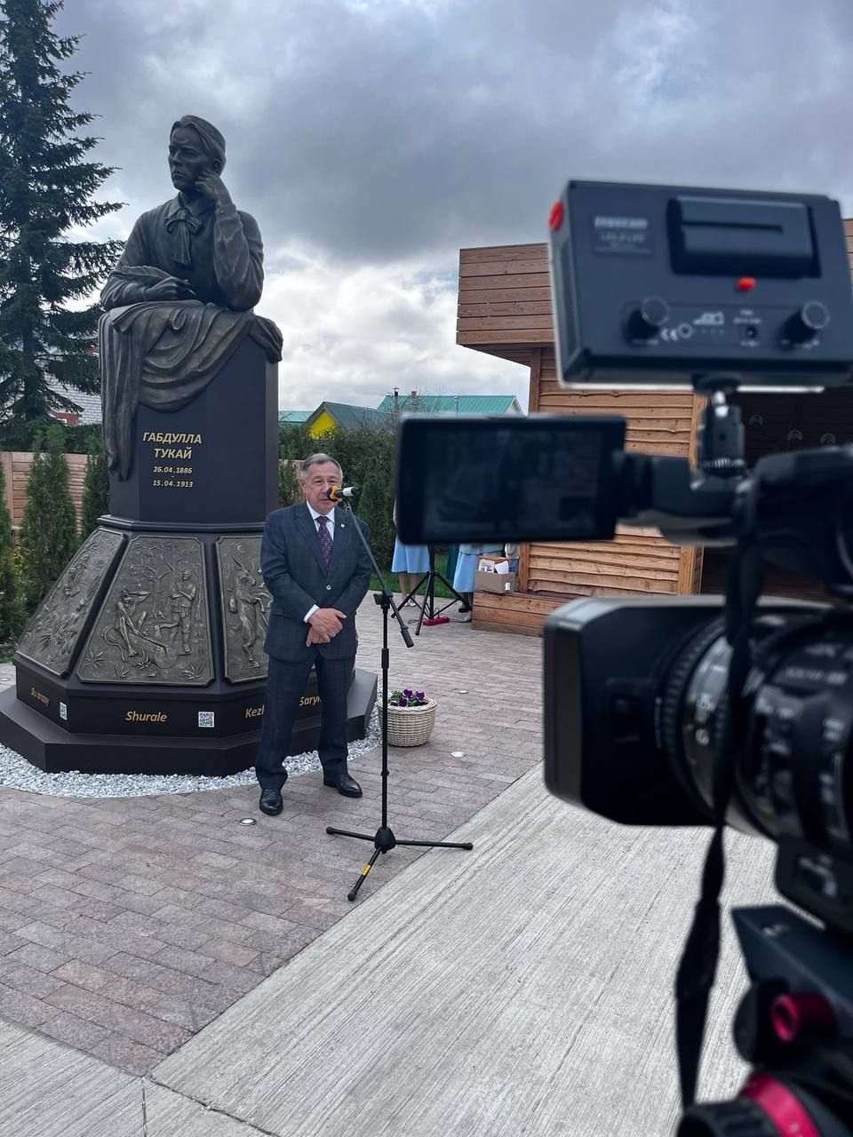 Бүген «Тукай» паркында Габдулла Тукай һәйкәленә чәчәк салу һәм «Утлы еллар кайтавазы» әдәби марафонын йомгаклау чарасы булды.
