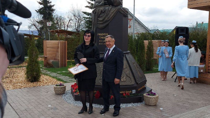 Бүген «Тукай» паркында Габдулла Тукай һәйкәленә чәчәк салу һәм «Утлы еллар кайтавазы» әдәби марафонын йомгаклау чарасы булды.