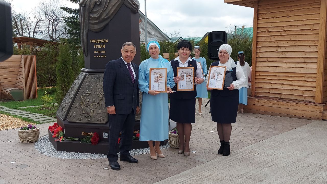 Бүген «Тукай» паркында Габдулла Тукай һәйкәленә чәчәк салу һәм «Утлы еллар кайтавазы» әдәби марафонын йомгаклау чарасы булды.