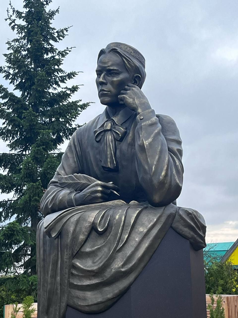 Бүген «Тукай» паркында Габдулла Тукай һәйкәленә чәчәк салу һәм «Утлы еллар кайтавазы» әдәби марафонын йомгаклау чарасы булды.